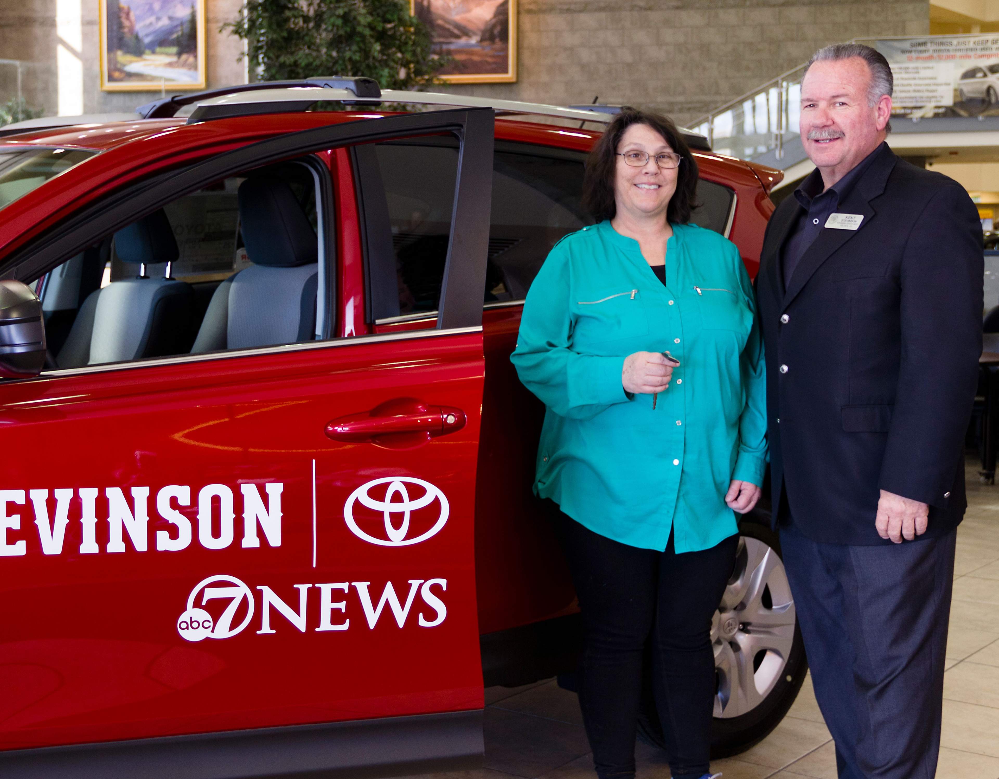 Kent Stevinson Presents Rav 4 to a Lakewood woman who won the 7NEWS app contest and received a two-year lease.
