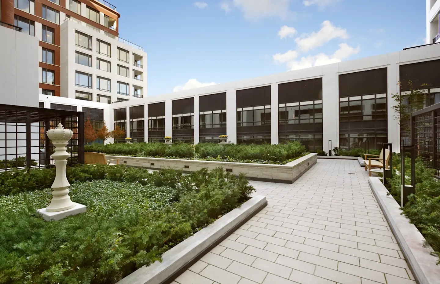 British-inspired outdoor courtyard at Edenbridge in The Kingsway. Beautifully manicured gardens for luxury residents in Toronto.