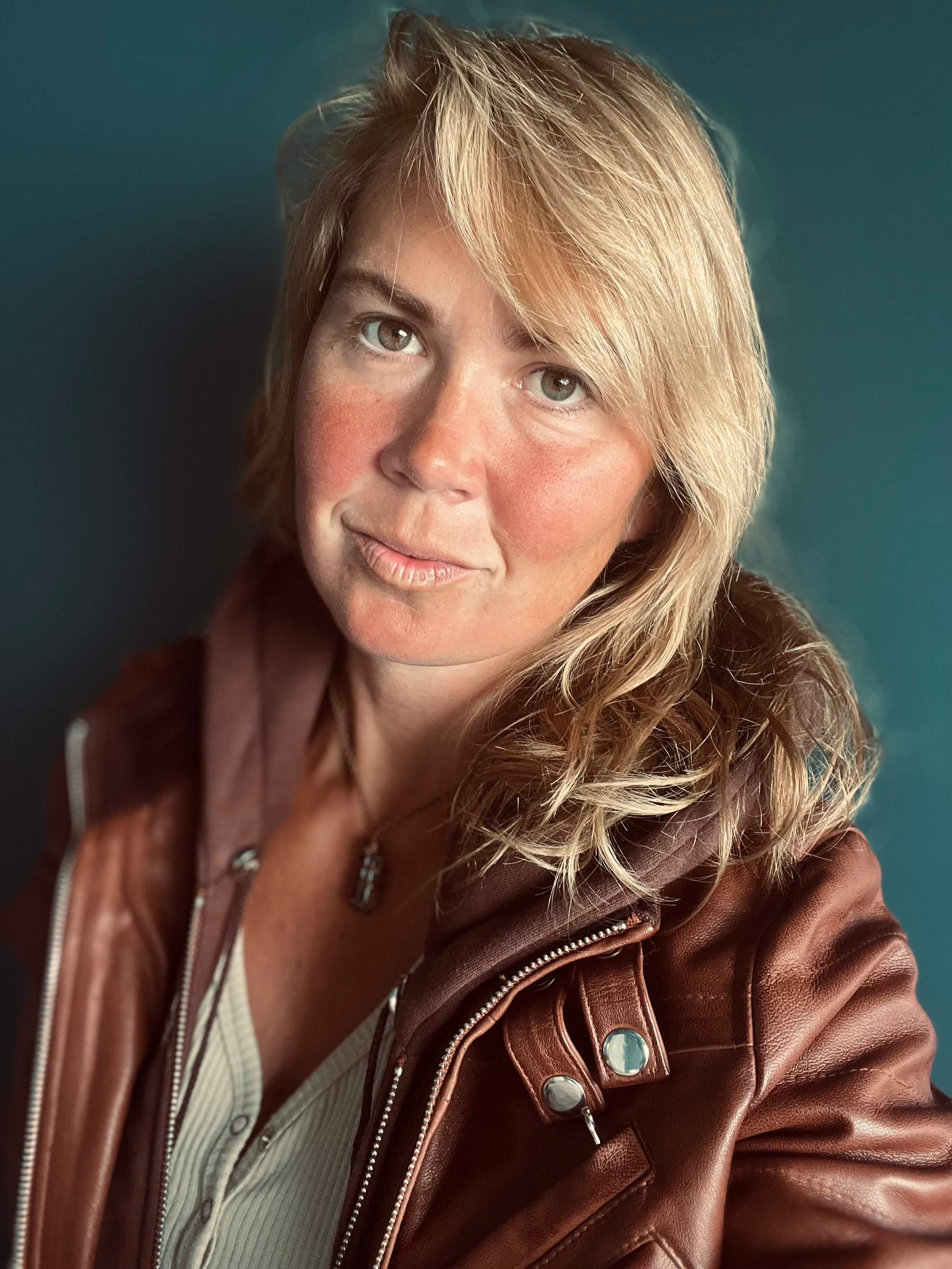 Portrait of Courtney Kirchoff, female founder and creative director of Thornback Creative